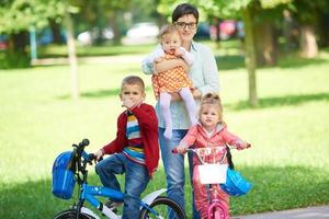 heureuse jeune famille dans le parc photo