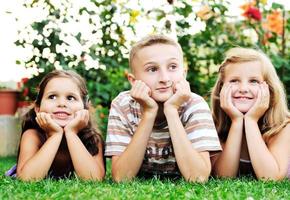 enfants heureux en plein air photo