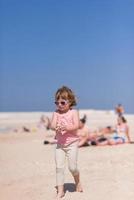 petite fille à la plage photo