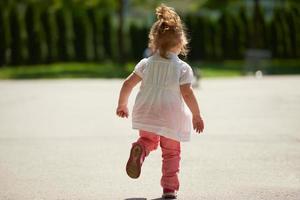 petite fille s'amuser dans le parc photo