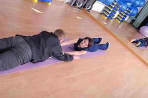 .couple heureux au gymnase travaillant photo