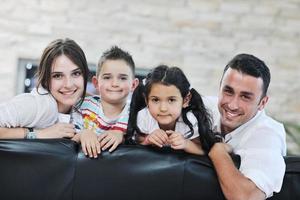 jeune famille à la maison photo