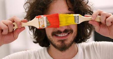 homme avec des cheveux drôles sur un fond de couleur avec une brosse photo