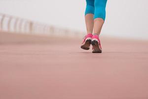 femme occupée à courir sur la promenade photo