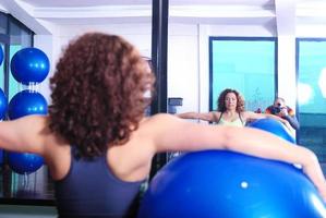 jeune femme faisant de l'exercice avec une balle de pilates photo