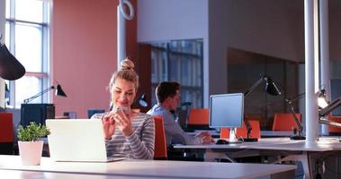 femme d'affaires utilisant un ordinateur portable au bureau de démarrage photo