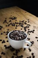 tasse pleine de grains de café