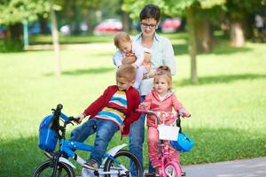 heureuse jeune famille dans le parc photo