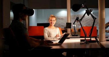 jeunes créateurs au bureau de nuit photo