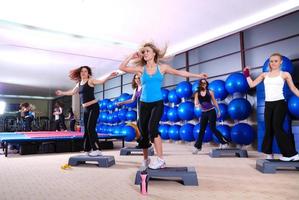 filles entrant dans un centre de fitness photo