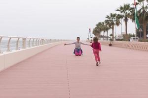 mère et jolie petite fille sur la promenade au bord de la mer photo