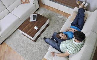 couple se détendre à la maison sur un canapé dans le salon photo