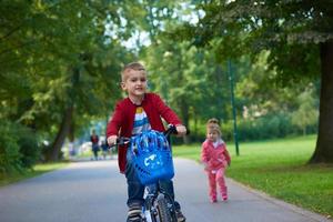 garçon et fille à vélo photo