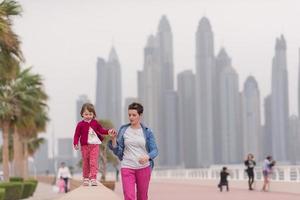 mère et jolie petite fille sur la promenade photo