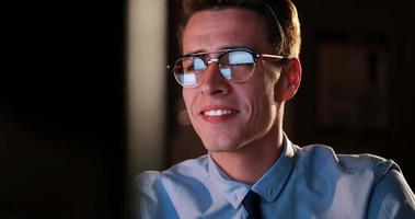 homme travaillant sur ordinateur dans un bureau sombre photo