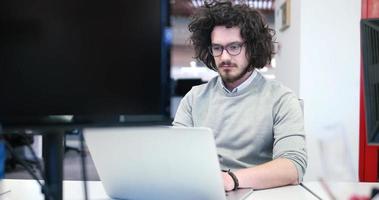 homme d'affaires travaillant à l'aide d'un ordinateur portable au bureau de démarrage photo