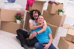 jeune couple gay emménageant dans une nouvelle maison photo