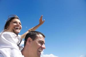 heureux jeune couple s'amuser sur la plage photo