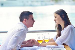 couple ayant lâché dans un beau restaurant photo