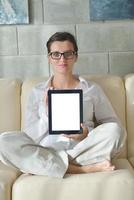 femme utilisant une tablette pc à la maison photo