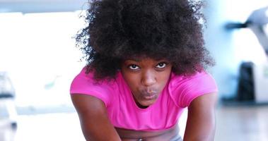 femme de dos dans une salle de sport qui s'étire et s'échauffe photo