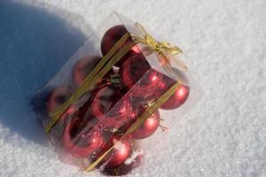 Boule de Noël en boîte sur la neige fraîche photo