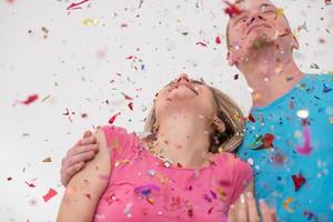 jeune couple romantique célébrant la fête avec des confettis photo