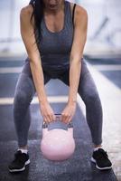 exercice femme avec kettlebell fitness photo