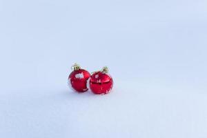 boules de noël rouges dans la neige fraîche photo