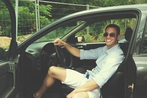 homme en voiture photo