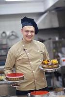 chef préparant le gâteau du désert dans la cuisine photo