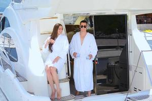 jeune couple sur yacht photo