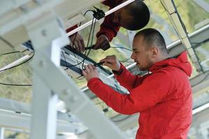 ingénieur de panneaux solaires masculins sur le lieu de travail photo