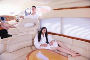 jeune couple sur yacht photo