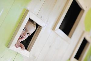 enfant heureux dans une fenêtre photo