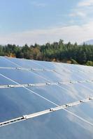 champ d'énergie renouvelable de panneau solaire photo