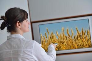 jeune femme regardant la télé à la maison photo