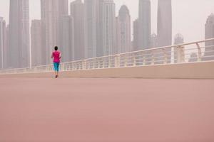 femme courant sur la promenade photo