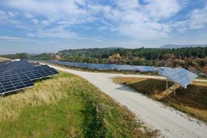 champ d'énergie renouvelable de panneau solaire photo