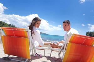 un couple heureux s'amuse sur la plage photo