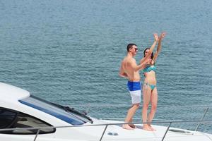 jeune couple sur yacht photo