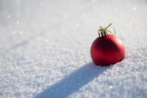 boule de noel dans la neige photo