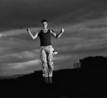 jeune homme dansant et sautant photo