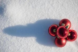 boule de noel dans la neige photo