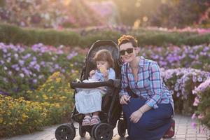 mère et fille dans un jardin fleuri photo