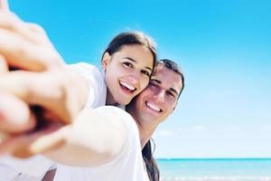 un couple heureux s'amuse sur la plage photo