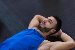 jeune athlète homme allongé sur le sol et se détendre photo