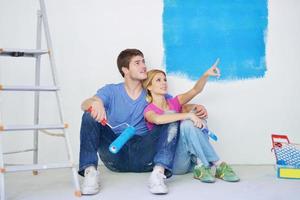 heureux jeune cople se détendre après avoir peint dans une nouvelle maison photo