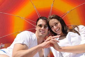 un couple heureux s'amuse sur la plage photo