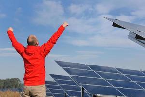 ingénieur de panneaux solaires masculins sur le lieu de travail photo